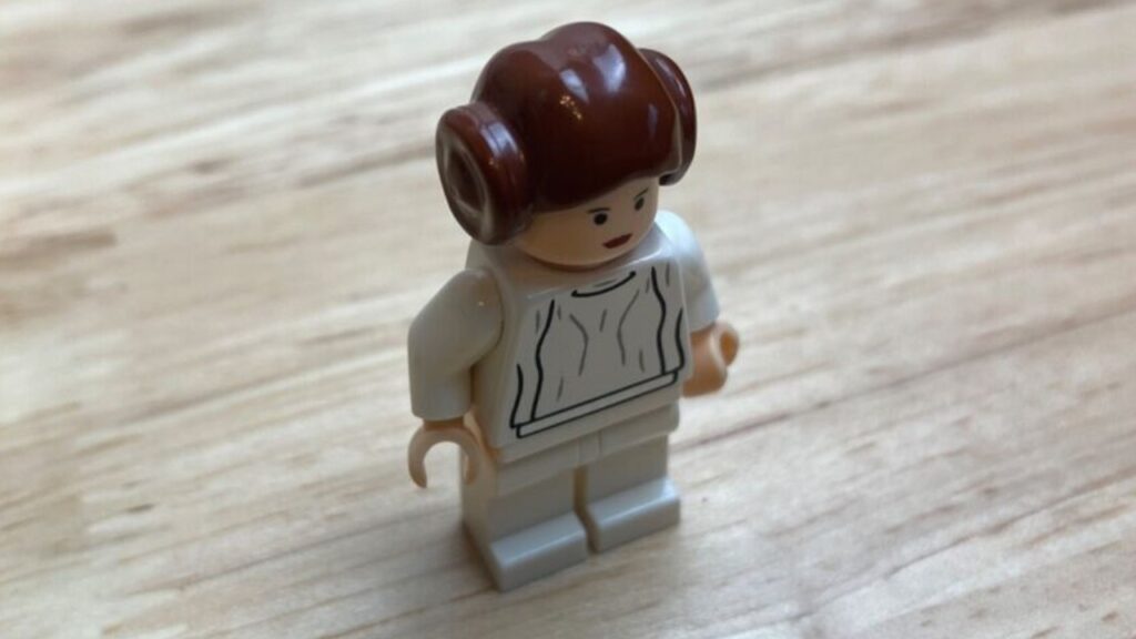 A top down look at the Smooth Haired Princess Leia minifigure.