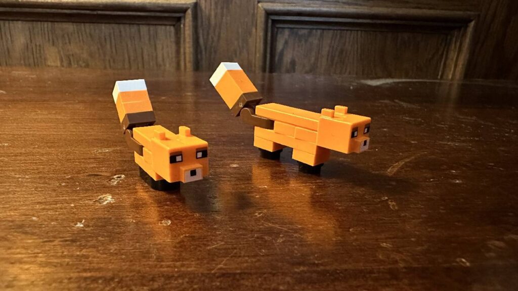 This is a closeup image of the two fox minifigures from the LEGO Minecraft Fox Lodge set.